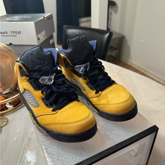 Jordan Athletic Shoes Yellow and Blue High-Top - Picture 8 of 8